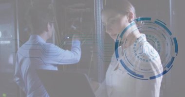 Sunucu odasında çalışan çeşitli erkek ve kadın mühendisler için parmak izi tarayıcısının animasyonu. Siber güvenlik ve iş veri depolama teknolojisi kavramı