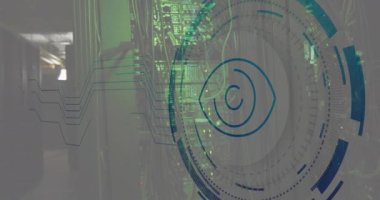 Bilgisayar sunucu odasındaki göz retina yuvarlak tarayıcısının animasyonu. Siber güvenlik ve iş veri depolama teknolojisi kavramı