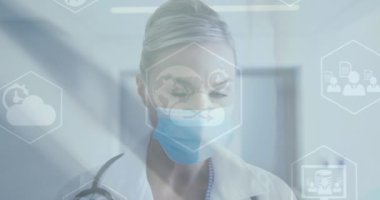 Kafkas kadın doktor üzerinde ikonlar ve tıbbi veri işleme animasyonları. Küresel tıp, işletme, finans, hesaplama ve veri işleme kavramı dijital olarak oluşturulmuş video.