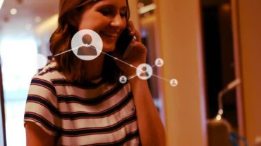 Kafkasyalı iş kadını üzerinden akıllı telefondaki simgelerle bağlantı ağının animasyonu. Küresel ağlar, iş dünyası, hesaplama ve veri işleme kavramı dijital olarak oluşturulmuş video.