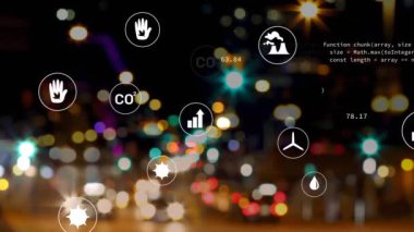 Gece şehir trafiğinin bulanık görüntüsüne karşı çoklu dijital simge ve veri işleme animasyonu. Yenilenebilir ve sürdürülebilir enerji kavramı