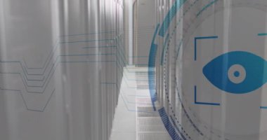 Bilgisayar sunucu odasındaki göz retina yuvarlak tarayıcı ve mikro işlemci bağlantılarının animasyonu. Siber güvenlik ve iş veri depolama teknolojisi kavramı