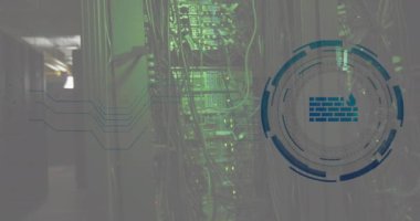 Bilgisayar sunucu odasına karşı güvenlik duvarı simgesinin animasyonu. Siber güvenlik ve iş veri depolama teknolojisi kavramı