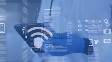 Tablet kullanan Afro-Amerikan erkek doktor üzerinde veri işleme animasyonu. Küresel tıp, sağlık, bilgisayar ve veri işleme kavramı dijital olarak oluşturulmuş video.