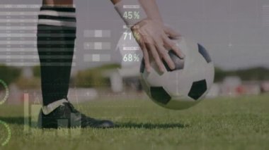 Beyazlı futbol oyuncusunun sahada top oynaması üzerine finansal veri işleme animasyonu. Küresel spor, iş, finans, bilgisayar ve veri işleme kavramı dijital olarak oluşturulmuş video.