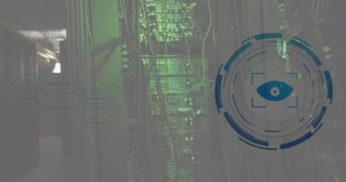 Bilgisayar sunucu odasındaki göz retina yuvarlak tarayıcısının animasyonu. Siber güvenlik ve iş veri depolama teknolojisi kavramı