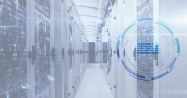 Bilgisayar sunucu odasına karşı güvenlik duvarı simgesi ve mozaik karelerin animasyonu. Siber güvenlik ve iş veri depolama teknolojisi kavramı