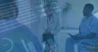 Çeşitli doktorlar üzerinde finansal veri işleme animasyonu. Küresel tıp, işletme, finans, hesaplama ve veri işleme kavramı dijital olarak oluşturulmuş video.