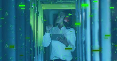 Sunucu odasında tablet kullanan Afro-Amerikan kadın mühendis için ikili kodlama animasyonu. Siber güvenlik ve iş veri depolama teknolojisi kavramı