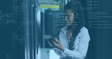 Sunucu odasında tablet kullanan Afro-Amerikan kadın mühendis hakkında veri işleme animasyonu. Siber güvenlik ve iş veri depolama teknolojisi kavramı