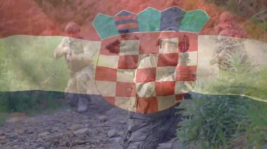 Çeşitli erkek askerler üzerinde Hırvat bayrağının canlandırılması. Vatanseverlik, silahlı kuvvetler ve dijital olarak üretilen ulusal savunma konsepti.