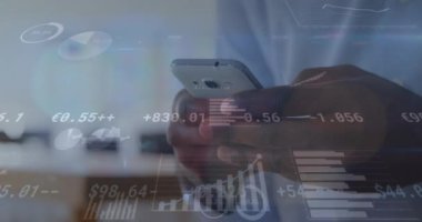 Birden fazla grafik, para birimi işareti ve cep telefonu kullanan Afrikalı Amerikalı adamın numaralarının animasyonu. Dijital bileşik, el, teknoloji, mesajlaşma, iş, finans, ekonomi, veritabanı, fütüristik.