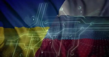 Rusya ve Ukrayna bayrağı üzerinde devre kartı ve veri işleme animasyonu. Küresel hesaplama, dijital arayüz ve veri işleme kavramı dijital olarak oluşturulmuş video.