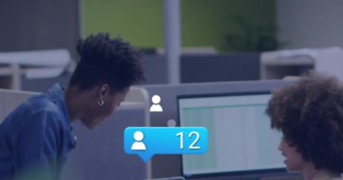 Afrika kökenli Amerikalı iş adamlarının sosyal medya simgeleri ve numaralarının animasyonu. Küresel bağlantılar, bulut hesaplama ve veri işleme kavramı dijital olarak oluşturulmuş video.