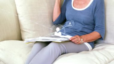 Kafkasyalı iş kadını üzerinden akıllı telefondaki simgelerle bağlantı ağının animasyonu. Küresel ağlar, iş dünyası, hesaplama ve veri işleme kavramı dijital olarak oluşturulmuş video.