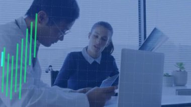 Çeşitli doktorların istatistik ve veri işleme animasyonları. Küresel tıp, sağlık hizmetleri, bilgisayar ve veri işleme kavramı dijital olarak oluşturulmuş video.