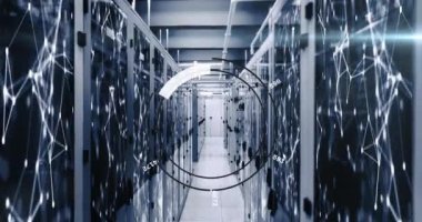 Yuvarlak tarayıcının animasyonu ve bilgisayar sunucu odasıyla bağlantı ağı. Küresel ekonomi ve iş veri depolama teknolojisi kavramı