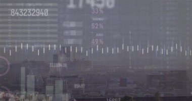 Değişen numaraların animasyonu ve şehir manzarasının havadan görüntüsüne karşı istatistiksel veri işleme. Bilgisayar arayüzü ve iş veri teknolojisi kavramı