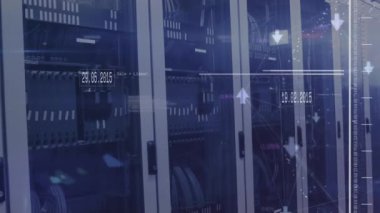 Bilgisayar sunucu odasındaki veri işleme ve ışık noktalarının animasyonu. Bilgisayar arayüzü ve iş veri depolama teknolojisi kavramı
