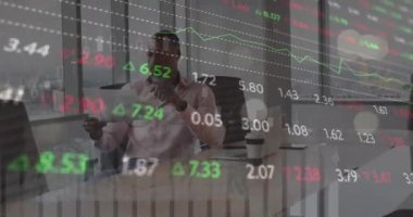 Afro-Amerikan bir adamın ofisteki bir belgeyi okuması üzerine borsa veri işleme animasyonu. Küresel ekonomi ve iş veri teknolojisi kavramı