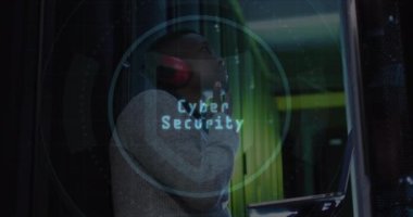 Sunucu odasında dizüstü bilgisayar kullanan Afro-Amerikan erkek mühendis üzerindeki güvenlik kalkanı simgesinin animasyonu. Siber güvenlik ve iş veri depolama teknolojisi