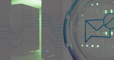 Bilgisayar sunucu odasında, yuvarlak tarayıcı üzerinden ileti bloğu simgesinin canlandırılması. Siber güvenlik ve iş veri depolama teknolojisi kavramı
