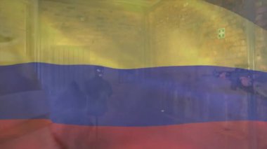 Çeşitli erkek askerler üzerinde Kolombiya bayrağının canlandırılması. Vatanseverlik, silahlı kuvvetler ve dijital olarak üretilen ulusal savunma konsepti.