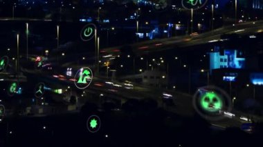 Çoklu dijital simgelerin animasyonu gece şehir trafiğinin havadan görüntüsüne karşı. Yenilenebilir ve sürdürülebilir enerji kavramı