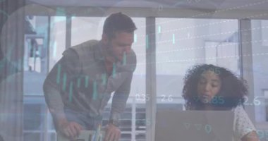 Ofiste dizüstü bilgisayarla tartışan kadın ve erkeğin borsa veri işleme animasyonu. Küresel ekonomi ve iş veri teknolojisi kavramı