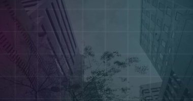 Yüksek binaların düşük açılı görüntüsüyle şebeke üzerinden istatistiksel veri işleme animasyonu. Bilgisayar arayüzü ve iş veri teknolojisi kavramı