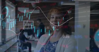 Ofiste gülümseyen beyaz kadın portresi üzerinde borsa veri işleme animasyonu. Küresel ekonomi ve iş veri teknolojisi kavramı