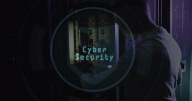 Sunucu odasında çalışan Afrikalı Amerikalı erkek mühendis üzerindeki biyometrik parmak izi tarayıcısının animasyonu. Siber güvenlik ve iş veri depolama teknolojisi kavramı