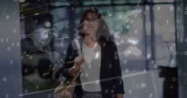 Kafkas iş kadını ve ikili kodlama üzerine finansal veri işleme animasyonu. Küresel iş, finans, hesaplama ve veri işleme kavramı dijital olarak oluşturulmuş video.