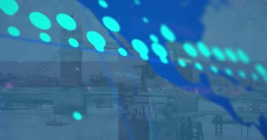 Dünya haritasında veri işleme animasyonunun Londra Köprüsü 'nün havadan görüntüsüyle karşılaştırılması. Bilgisayar arayüzü ve iş teknolojisi kavramı