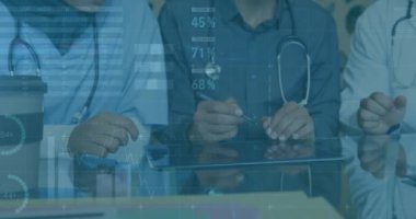 Çeşitli doktorlar üzerinde finansal veri işleme animasyonu. Küresel tıp, işletme, finans, hesaplama ve veri işleme kavramı dijital olarak oluşturulmuş video.