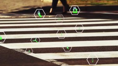 Karşıdan karşıya geçen insanların zaman atlamalı görüntülerine karşı çoklu dijital simgelerin animasyonu. Yenilenebilir ve sürdürülebilir enerji kavramı