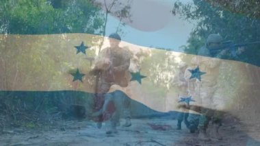 Çeşitli erkek askerler üzerinde Honduras bayrağının animasyonu. Vatanseverlik, silahlı kuvvetler ve dijital olarak üretilen ulusal savunma konsepti.