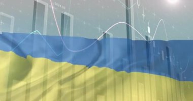 Ukrayna bayrağı üzerinde finansal veri işleme animasyonu. Küresel iş, finans, hesaplama, dijital arayüz ve veri işleme kavramı dijital olarak oluşturuldu.