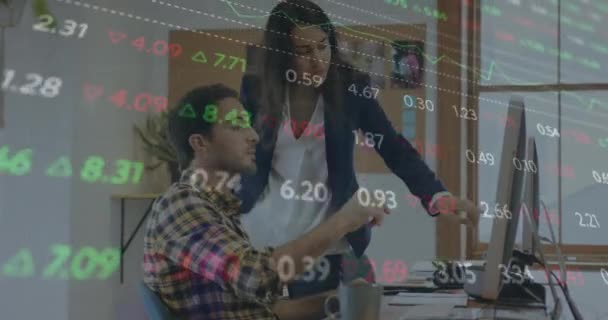 オフィスでコンピュータ上で議論する多様な男女の財務データ処理のアニメーション グローバル経済とビジネスデータ技術コンセプト — ストック動画