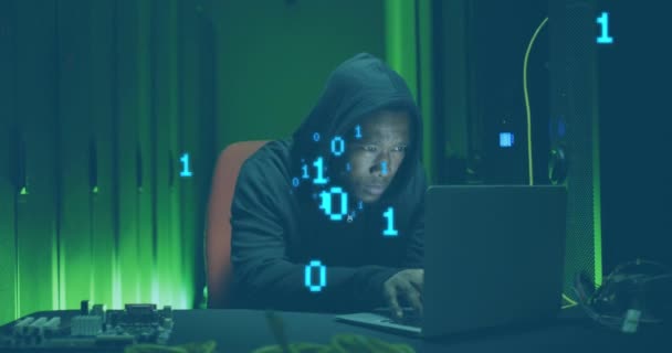 アフリカ系アメリカ人の男性ハッカーに対するバイナリコーディングのアニメーションは コンピュータサーバー室でラップトップを使用しています サイバーセキュリティとビジネスデータストレージ技術のコンセプト — ストック動画