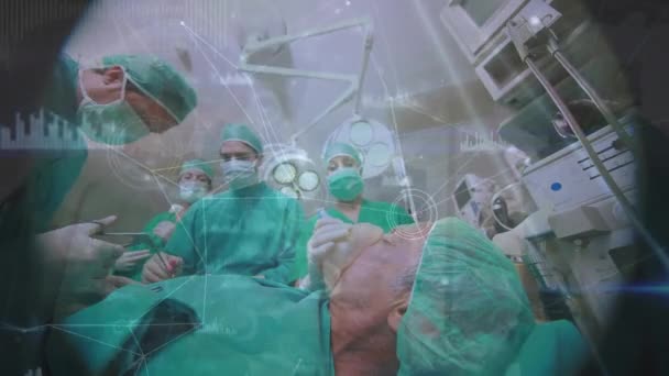 演劇での多様な外科医に対する接続とデータ処理のアニメーション グローバル医学 コンピューティング データ処理コンセプトデジタル生成ビデオ — ストック動画