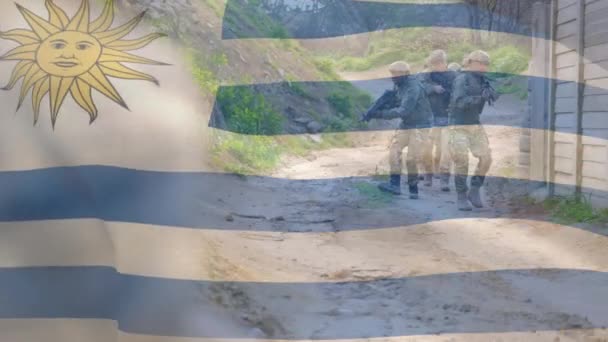 Κινούμενη Σημαία Του Uruguay Πάνω Από Διάφορους Άνδρες Στρατιώτες Πατριωτισμός — Αρχείο Βίντεο
