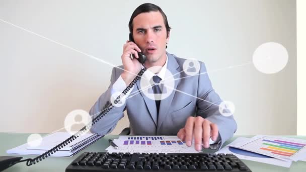 Animation Der Verarbeitung Von Finanzdaten Über Kaukasische Geschäftsleute Telefon Globale — Stockvideo