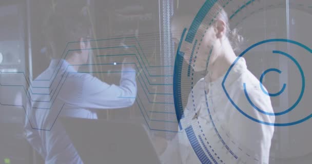 サーバー室で働く多様な男性と女性エンジニアに対する網膜ラウンドスキャナのアニメーション サイバーセキュリティとビジネスデータストレージ技術のコンセプト — ストック動画