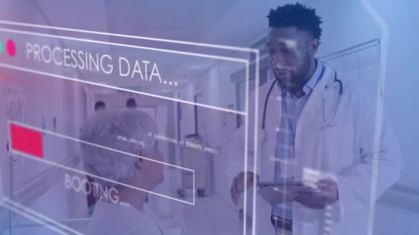 患者のアフリカ系アメリカ人男性医師に対するデータ処理のアニメーション グローバル医療 ヘルスケア コンピューティング データ処理コンセプトデジタル生成ビデオ — ストック動画