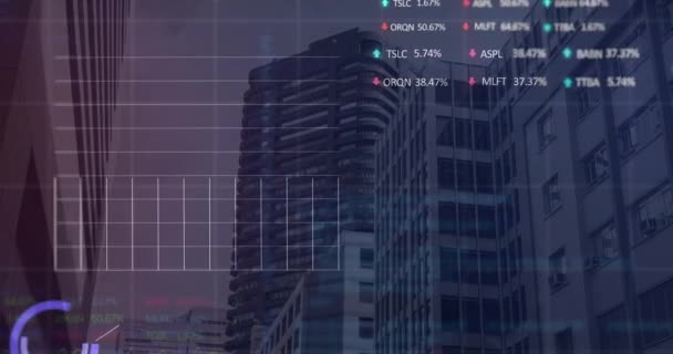 高層ビルの眺めに対する統計的および株式市場データ処理のアニメーション 世界経済とビジネスデータテクノロジーの概念 — ストック動画