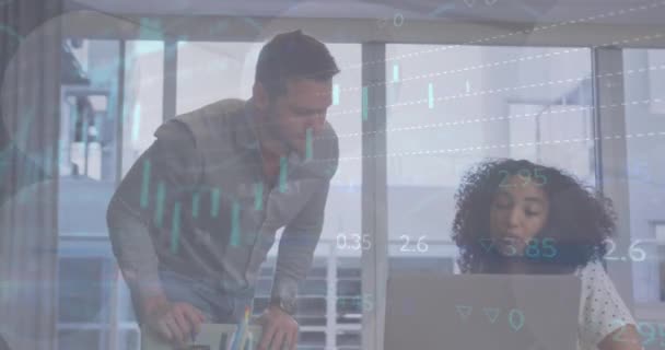 オフィスでラップトップ上で議論する多様な男女の株式市場データ処理のアニメーション グローバル経済とビジネスデータ技術コンセプト — ストック動画