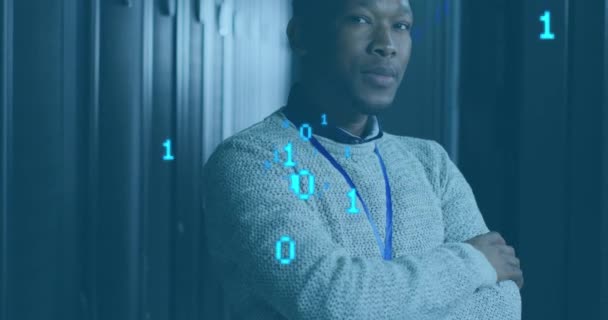 Animatie Van Binaire Codering Tegen Afro Amerikaanse Mannelijke Ingenieur Glimlachend — Stockvideo