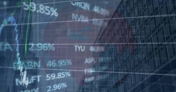 Animace Zpracování Finančních Burzovních Dat Mapě Světa Proti Vysoké Budově — Stock video