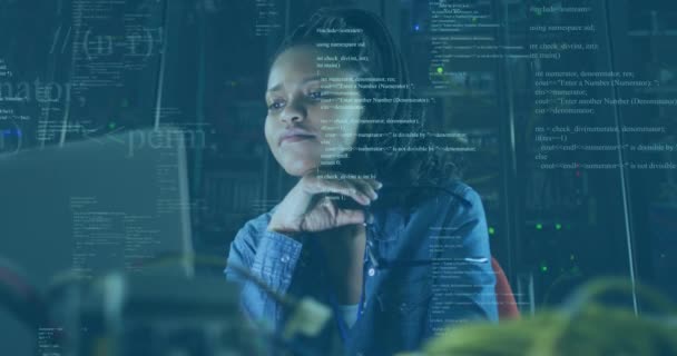 Animering Databehandling Mot Afrikansk Amerikansk Kvinnlig Ingenjör Med Bärbar Dator — Stockvideo